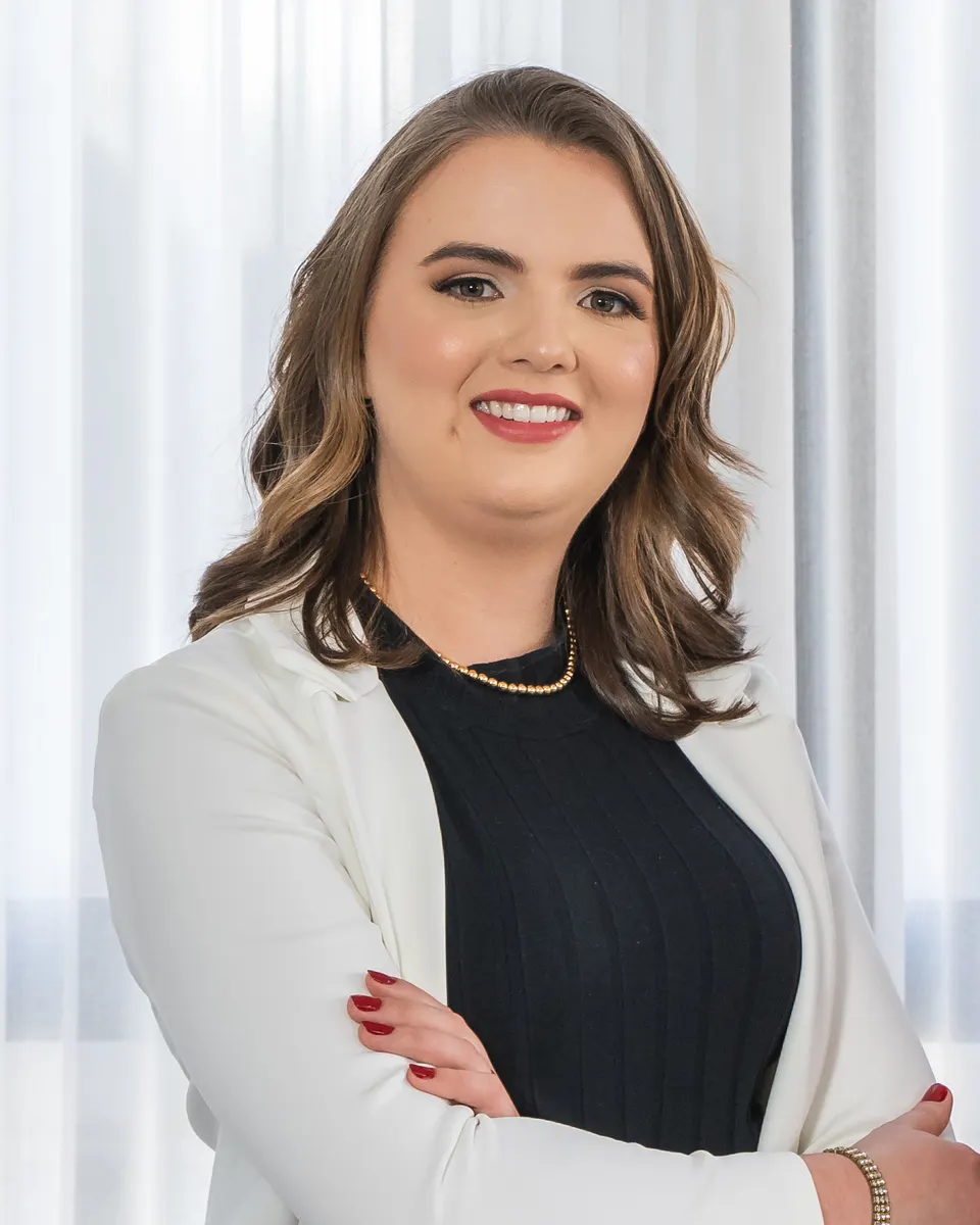 Lais Belniaki, sócia da Otimizo, de blazer branco e braços cruzados